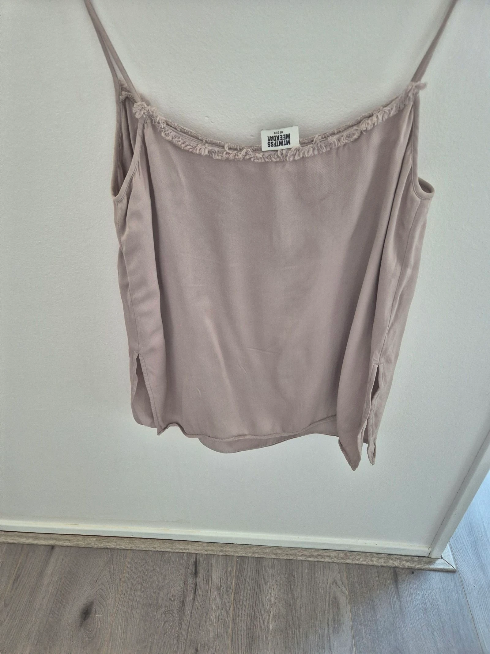 MTWTFSS WEEKDAY Top Beige con Borde Rafelado y Tirantes Finos – Talla M – photo 5